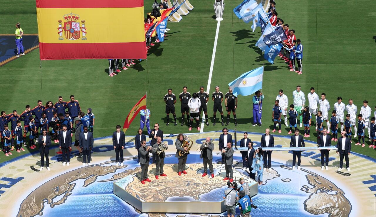 El quinteto valenciano Spanish Brass interpretando el himno nacional de Espa&ntilde;a en la final del Mundial de f&uacute;tbol que enfrent&oacute; a la selecci&oacute;n espa&ntilde;ola contra el combinado de Argentina en New Jersey, Estados Unidos. 