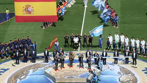 El quinteto valenciano Spanish Brass interpretando el himno nacional de España en la final del Mundial de fútbol que enfrentó a la selección española contra el combinado de Argentina en New Jersey, Estados Unidos. El quinteto valenciano Spanish Brass interpretando el himno nacional de España en la final del Mundial de fútbol que enfrentó a la selección española contra el combinado de Argentina en New Jersey, Estados Unidos.