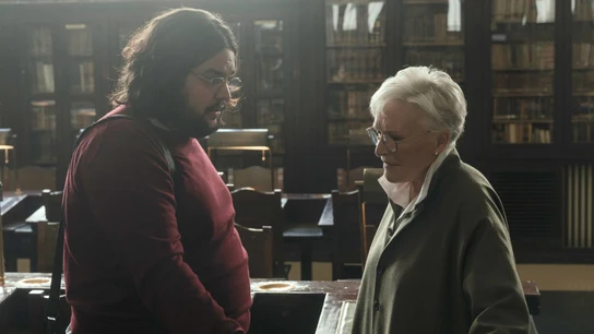 Glenn Close y Carlos González en La bola negra Glenn Close y Carlos González en La bola negra
