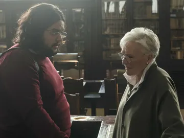 Glenn Close y Carlos González en La bola negra Glenn Close y Carlos González en La bola negra
