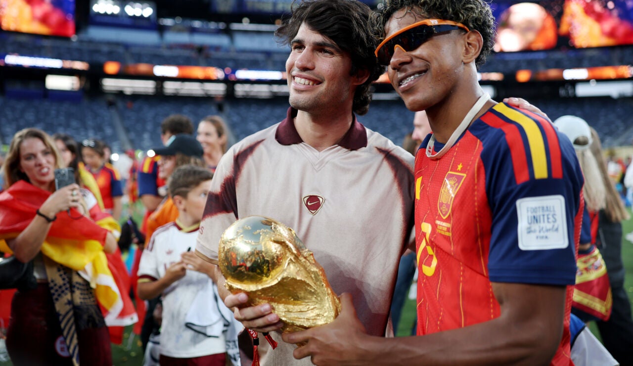Alcaraz, junto a Lamine Yamal tras la final del Mundial