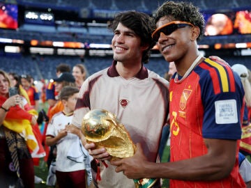 Alcaraz, junto a Lamine Yamal tras la final del Mundial