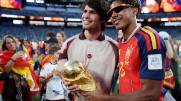 Alcaraz, junto a Lamine Yamal tras la final del Mundial
