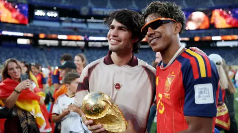Alcaraz, junto a Lamine Yamal tras la final del Mundial Alcaraz, junto a Lamine Yamal tras la final del Mundial