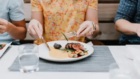 Mujer comiendo Mujer comiendo