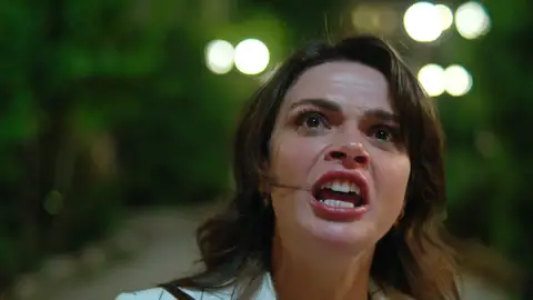 Alya se niega a marcharse de la mansión y planta cara a Sadakat: "Soy la señora de esta casa" Alya se niega a marcharse de la mansión y planta cara a Sadakat: "Soy la señora de esta casa"