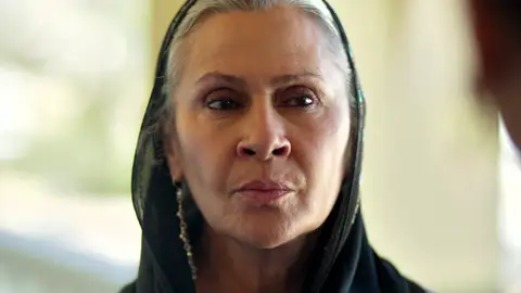 Sadakat descubre que Mine espera un bebé de Cihan y ve la oportunidad perfecta para separarlo de Alya Sadakat descubre que Mine espera un bebé de Cihan y ve la oportunidad perfecta para separarlo de Alya