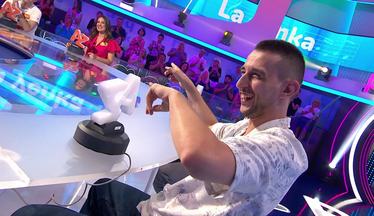 “Le estoy haciendo sufrir un poquito”: Roberto Leal pone emoción al triunfo de David con La Yenka