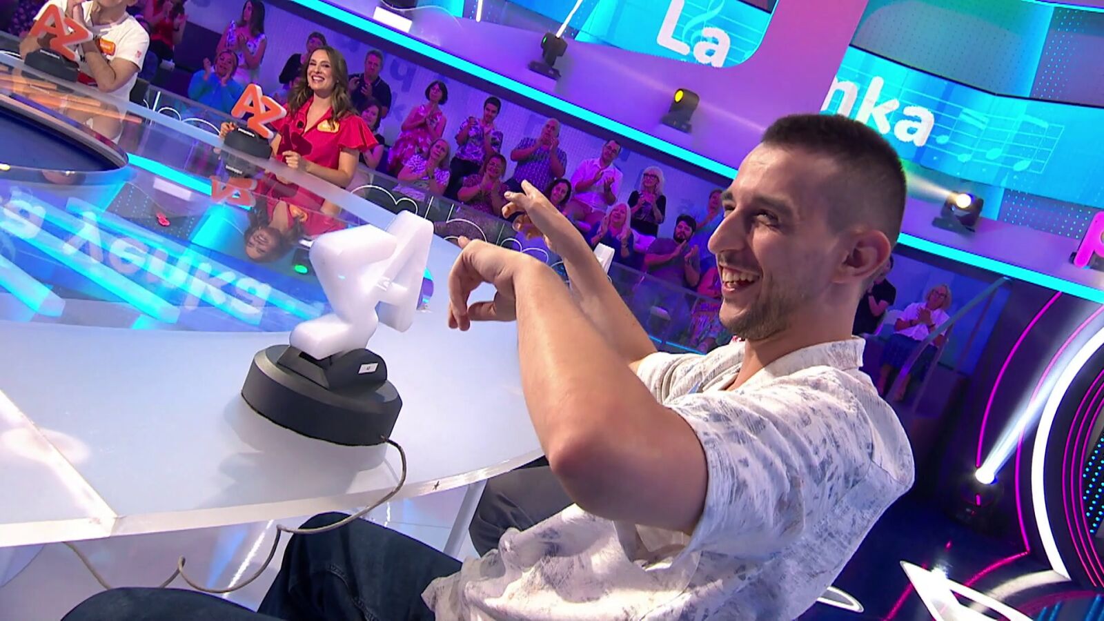 “Le estoy haciendo sufrir un poquito”: Roberto Leal pone emoción al triunfo de David con La Yenka