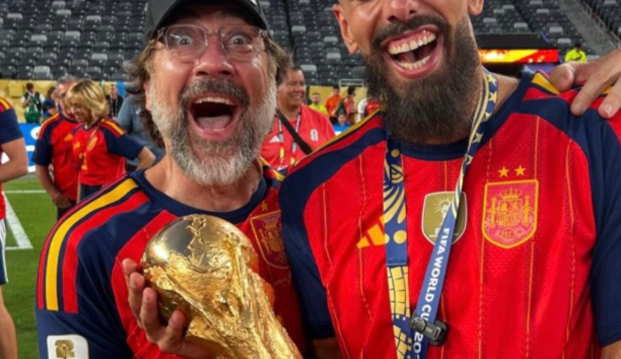 Javier Bardem posa con la Copa del Mundo
