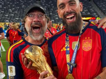 Javier Bardem posa con la Copa del Mundo