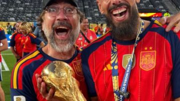 Javier Bardem posa con la Copa del Mundo