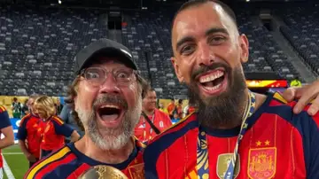 Javier Bardem posa con la Copa del Mundo Javier Bardem posa con la Copa del Mundo