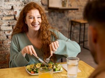 Mujer comiendo en un restaurante