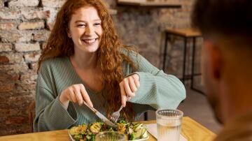 Mujer comiendo en un restaurante