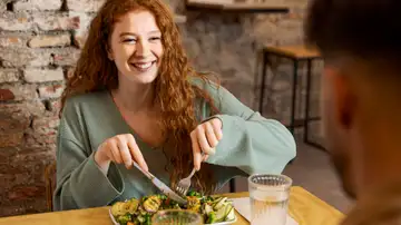 Mujer comiendo en un restaurante Mujer comiendo en un restaurante