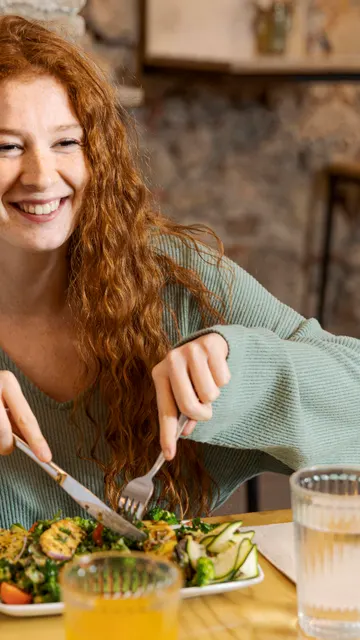 Mujer comiendo en un restaurante
