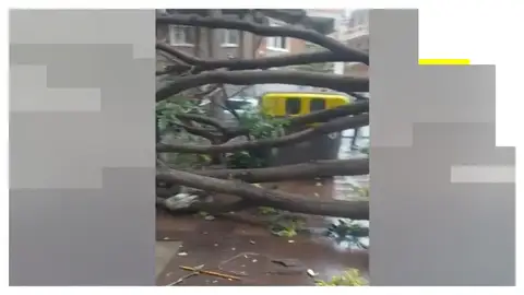 Un reventón térmico siembra el caos en una avenida de L'Hospitalet Un reventón térmico siembra el caos en una avenida de L'Hospitalet