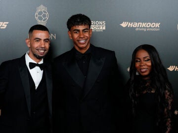 Lamine Yamal junto a sus padres