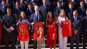 La Selecci&oacute;n espa&ntilde;ola junto a la familia real