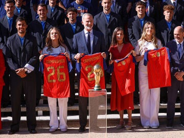 La Selecci&oacute;n espa&ntilde;ola junto a la familia real