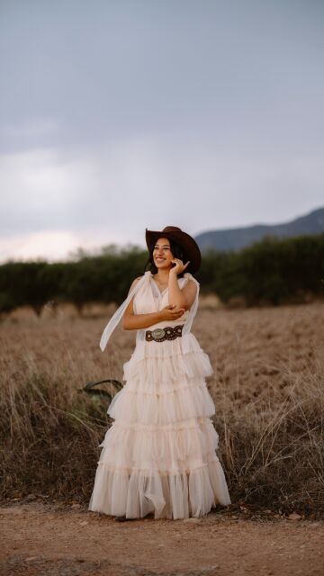 Mujer con un cinturón de estilo boho chic
