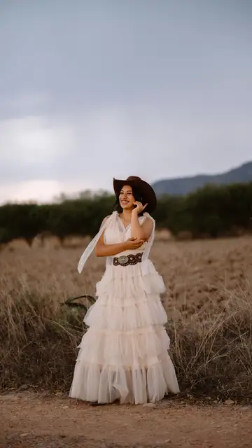 Mujer con un cinturón de estilo boho chic Mujer con un cinturón de estilo boho chic