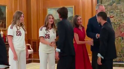 El saludo entre la princesa Leonor y Ferran Torres