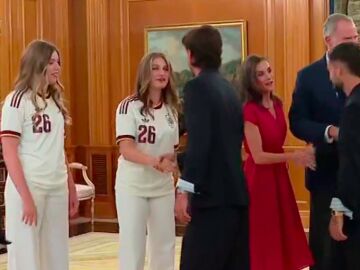 El saludo entre la princesa Leonor y Ferran Torres