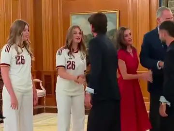 El saludo entre la princesa Leonor y Ferran Torres El saludo entre la princesa Leonor y Ferran Torres