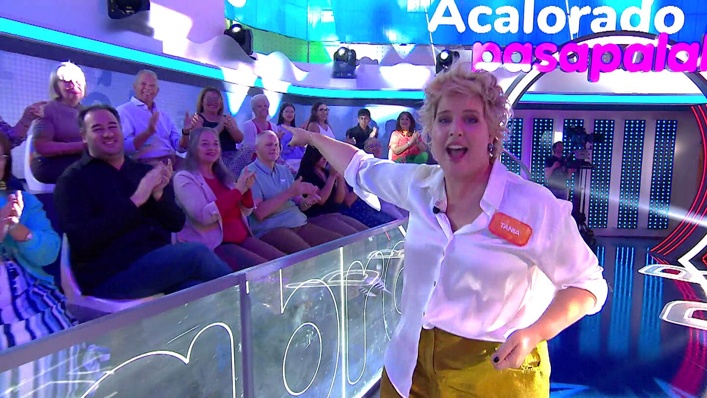 Tania Llasera lo da todo al ritmo de 'Acalorado' tras ganar su duelo en La Pista contra &Oacute;scar Higares 