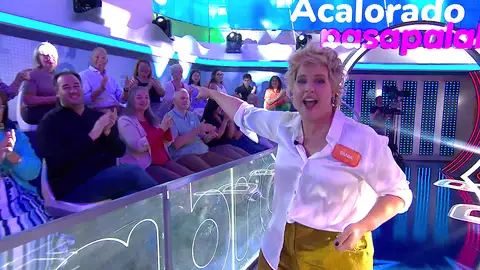 Tania Llasera lo da todo al ritmo de 'Acalorado' tras ganar su duelo en La Pista contra Óscar Higares Tania Llasera lo da todo al ritmo de 'Acalorado' tras ganar su duelo en La Pista contra Óscar Higares