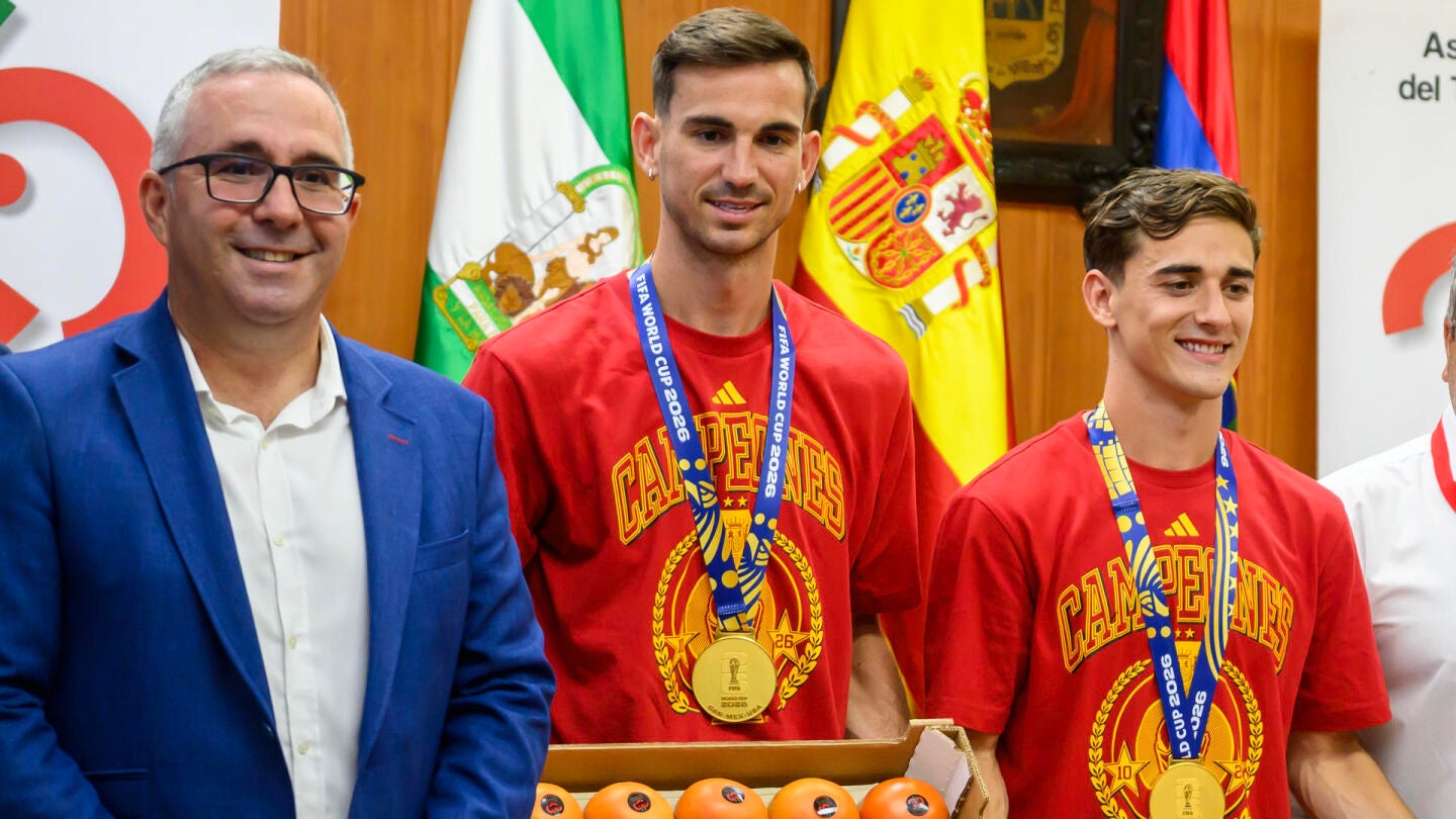 Gavi y Fabi&aacute;n reciben su peso en tomates en Los Palacios y Villafranca
