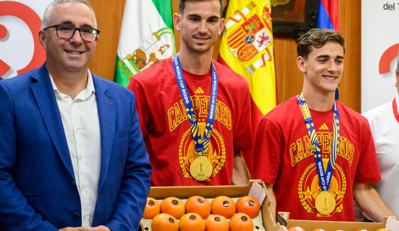 Gavi y Fabi&aacute;n reciben su peso en tomates en Los Palacios y Villafranca