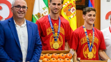 Gavi y Fabi&aacute;n reciben su peso en tomates en Los Palacios y Villafranca