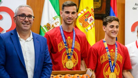 Gavi y Fabi&aacute;n reciben su peso en tomates en Los Palacios y Villafranca