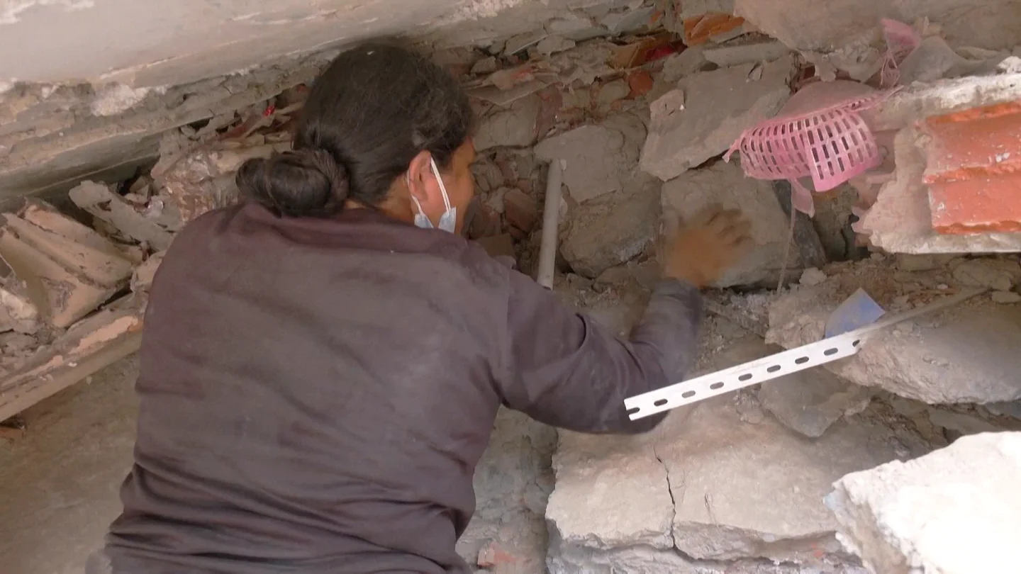 Gente retira escombros en busca de familiares Antena 3 Noticias