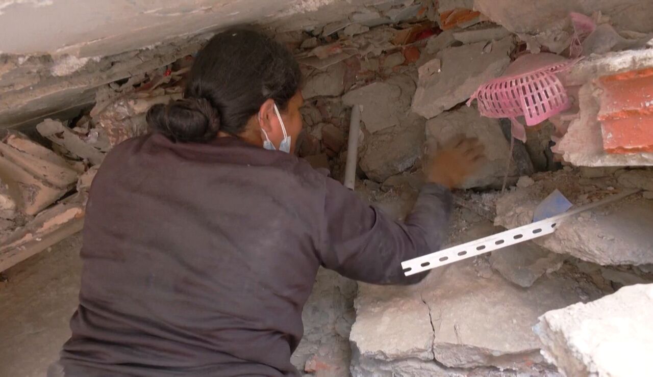Gente retira escombros en busca de familiares 