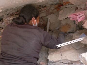 Gente retira escombros en busca de familiares Gente retira escombros en busca de familiares