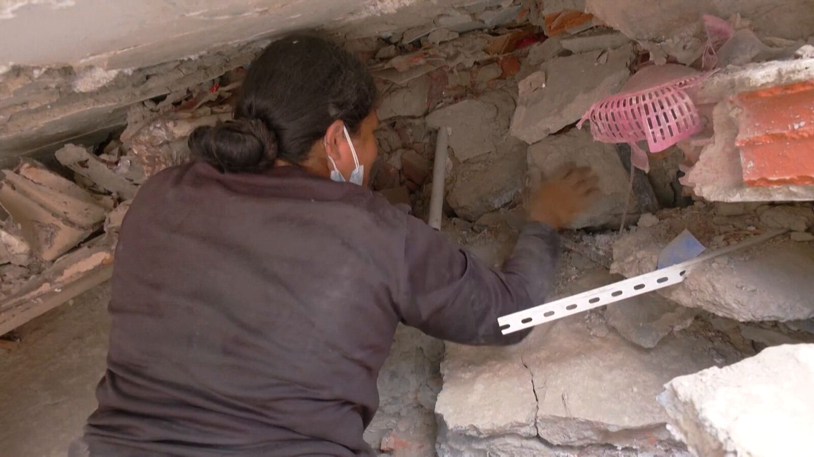 VIDEO: Retiran con sus manos los escombros en busca de familiares tras los terremotos de Venezuela 