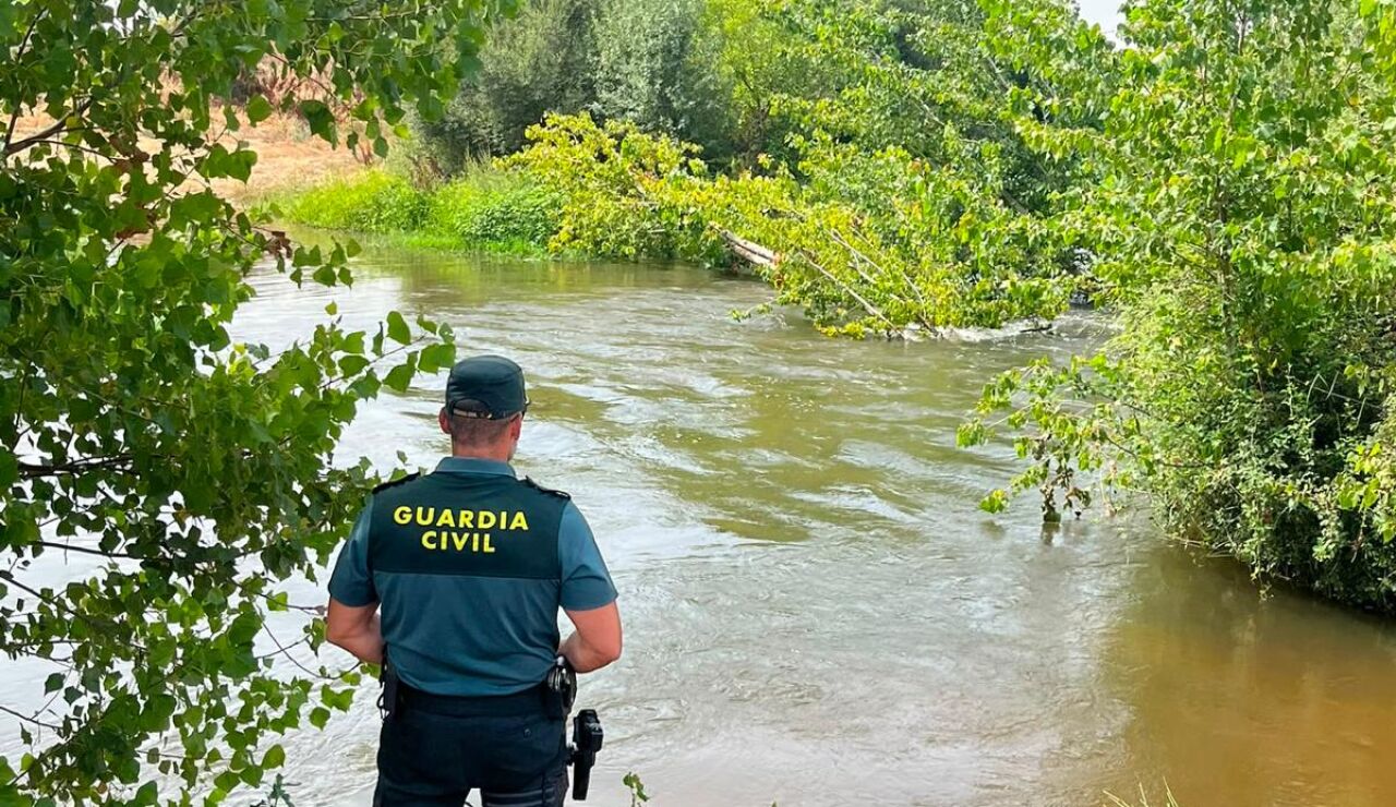 Uno de los guardias civiles que rescat&oacute; al joven
