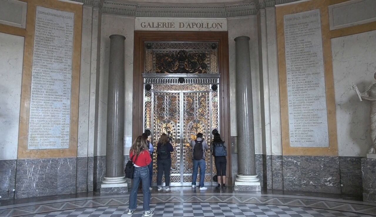 La Galer&iacute;a Apolo, lugar en el que se robaron las joyas en el Museo del Louvre.