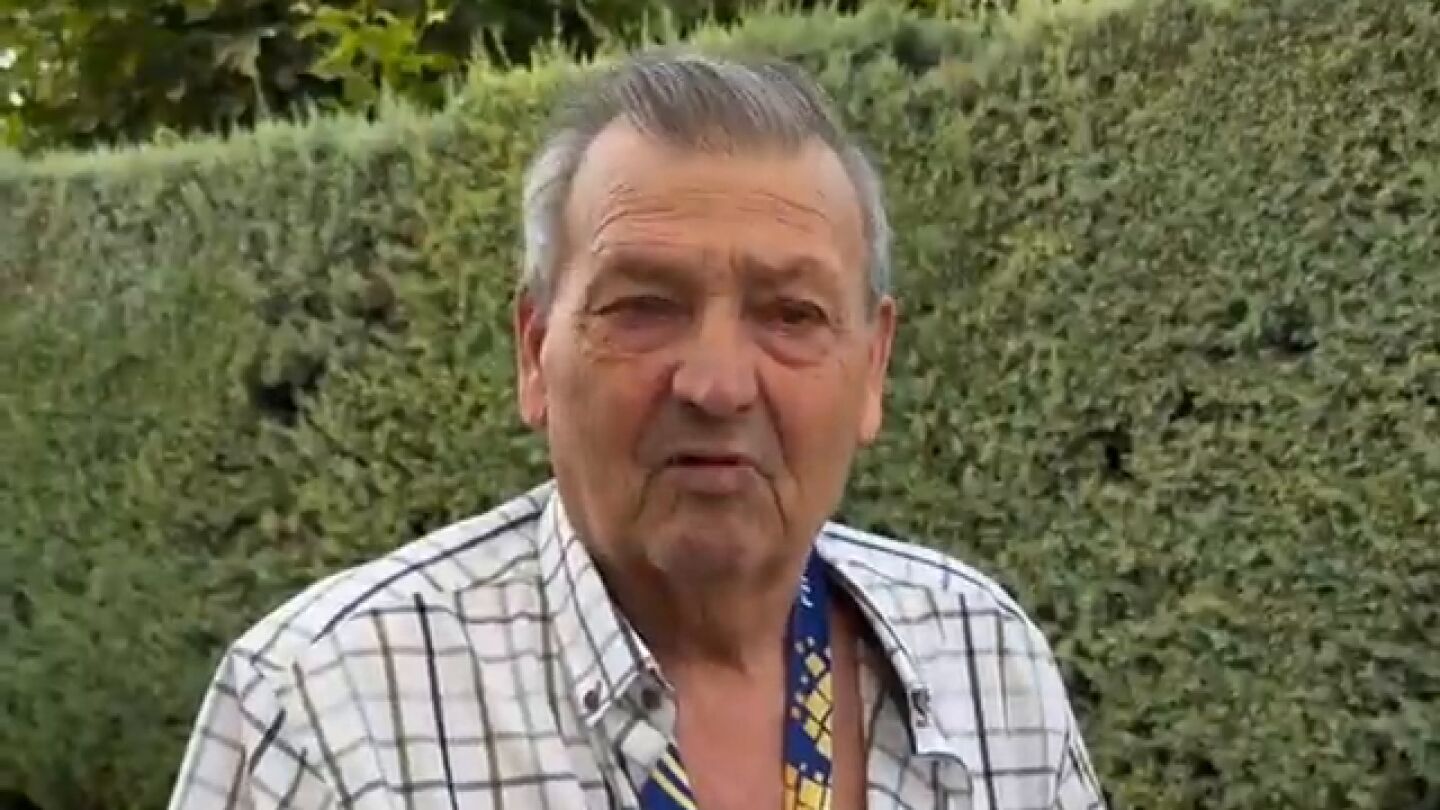 Pedro Porro cumple su promesa y regala su medalla de campe&oacute;n del mundo a su abuelo: "Misi&oacute;n cumplida"
