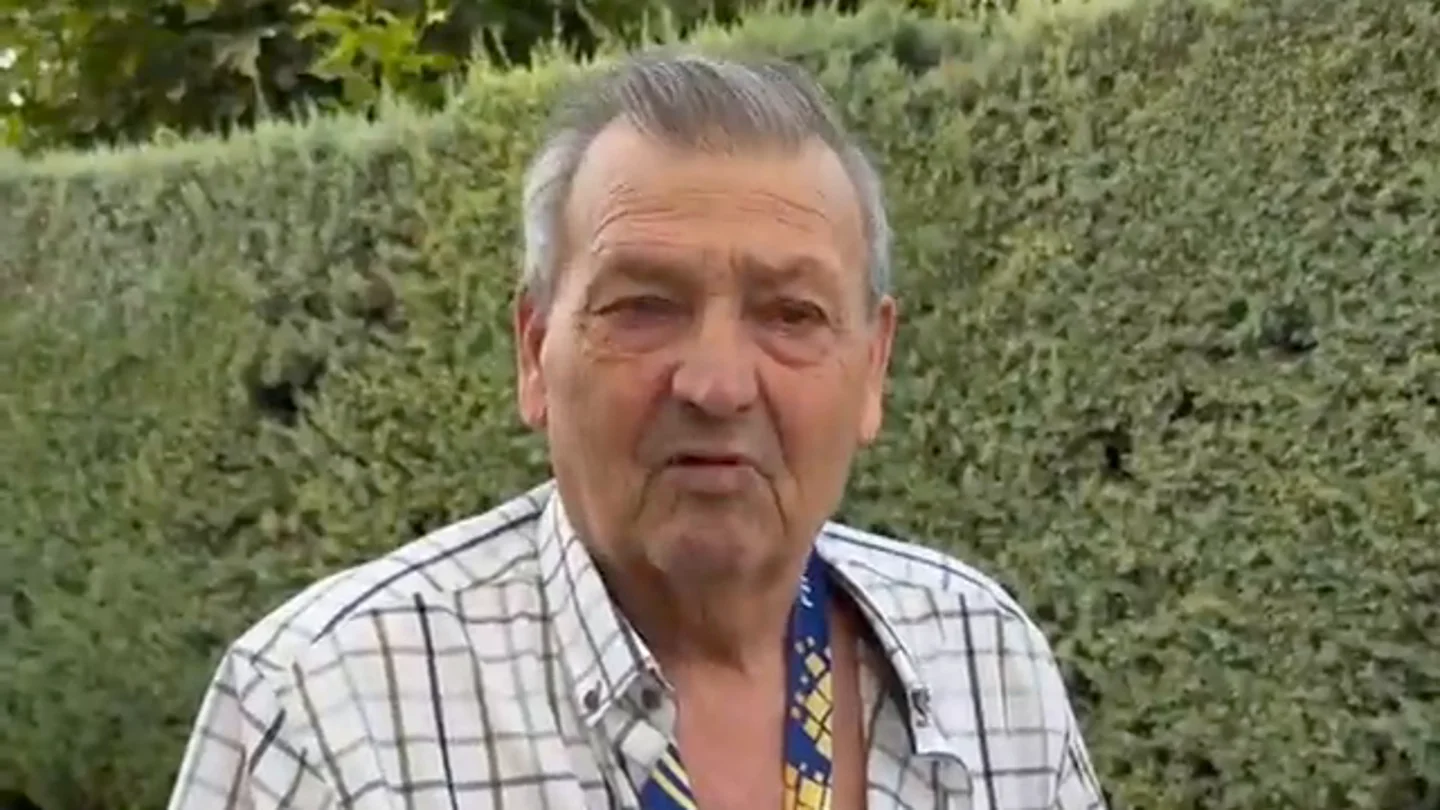Pedro Porro cumple su promesa y regala su medalla de campeón del mundo a su abuelo: "Misión cumplida" Pedro Porro cumple su promesa y regala su medalla de campeón del mundo a su abuelo: "Misión cumplida"