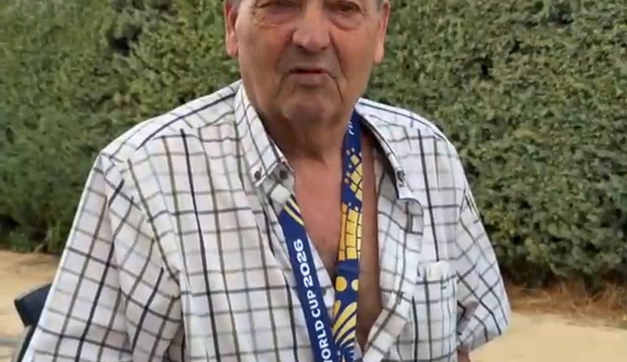 Pedro Porro cumple su promesa y regala su medalla de campe&oacute;n del mundo a su abuelo: "Misi&oacute;n cumplida"