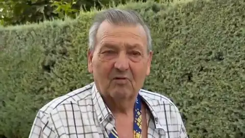 Pedro Porro cumple su promesa y regala su medalla de campeón del mundo a su abuelo: "Misión cumplida" Pedro Porro cumple su promesa y regala su medalla de campeón del mundo a su abuelo: "Misión cumplida"