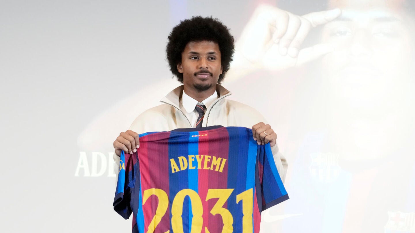 Karim Adeyemi en su presentaci&oacute;n con el Bar&ccedil;a