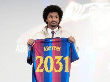 Karim Adeyemi en su presentaci&oacute;n con el Bar&ccedil;a