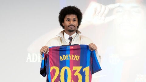 Karim Adeyemi en su presentaci&oacute;n con el Bar&ccedil;a