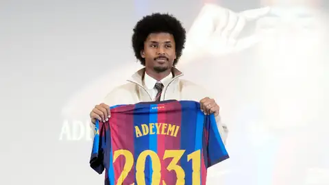 Karim Adeyemi en su presentación con el Barça Karim Adeyemi en su presentación con el Barça